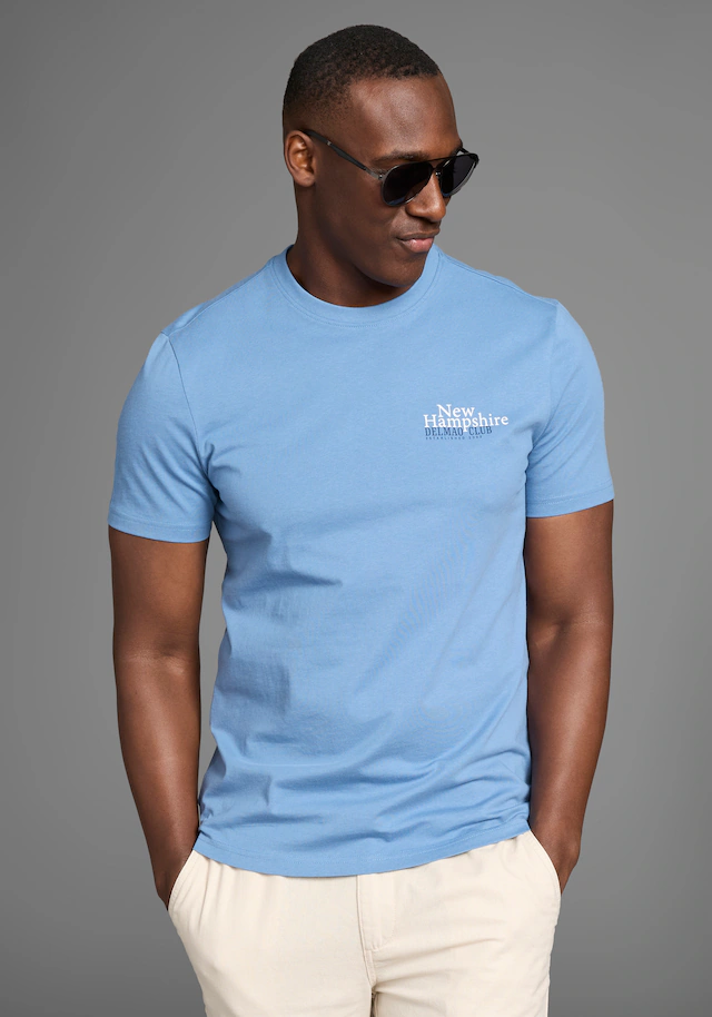 DELMAO T-Shirt mit dezentem Logo-Schriftzug im Club-Design