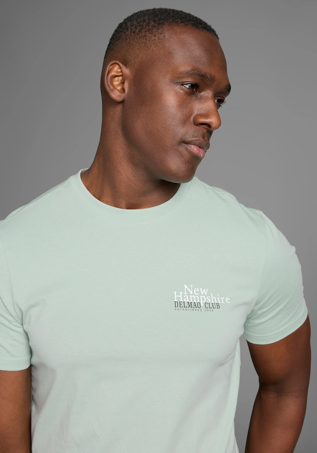 DELMAO T-Shirt mit dezentem Logo-Schriftzug im Club-Design