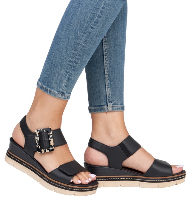 Remonte Keilsandalette »Elisabeth Hurley-Collection« Keilabsatz, Riemensandale, Sommerschuh, auffällige Zierschnalle