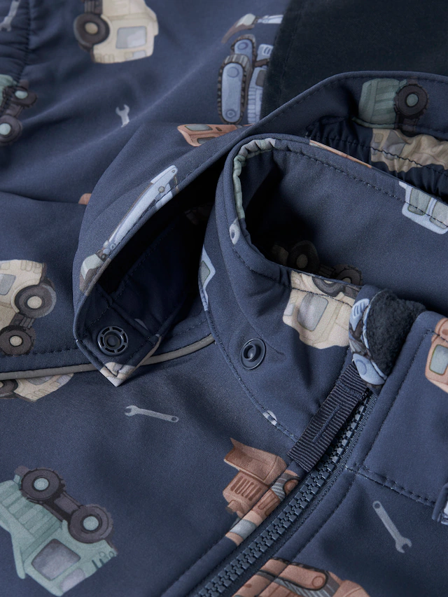 Name It »NMMALFA08 SOFTSHELL SUIT AOP 1FO NOOS« mit dekorativen und reflektierenden Details