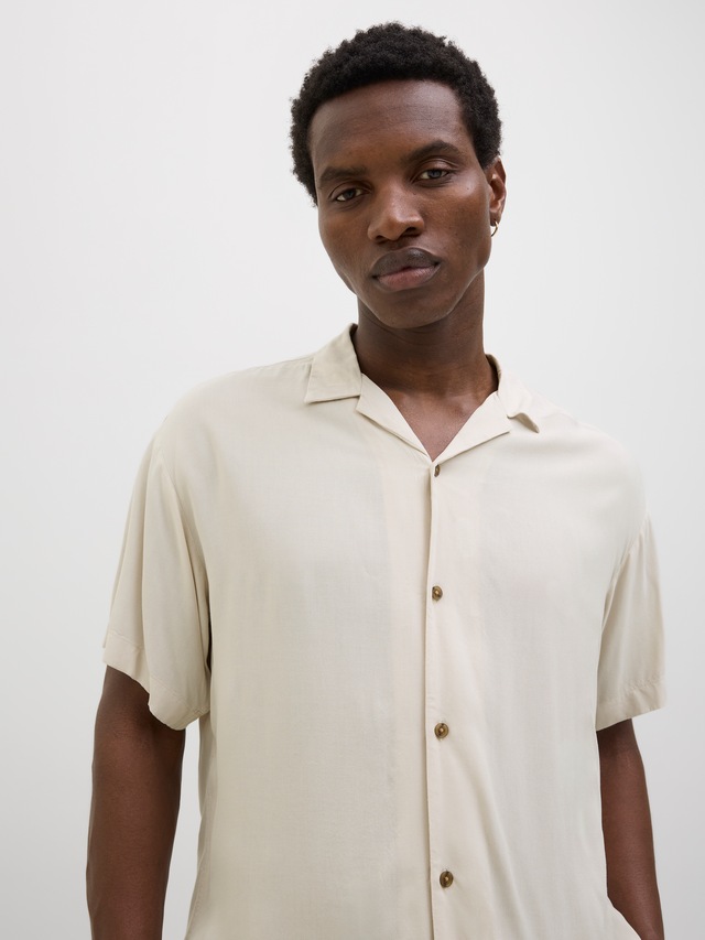 Jack & Jones Kurzarmhemd »JJEJEFF SOLID RESORT SHIRT S/S SN« mit Resort Kragen