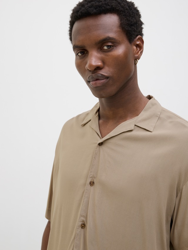 Jack & Jones Kurzarmhemd »JJEJEFF SOLID RESORT SHIRT S/S SN« mit Resort Kragen