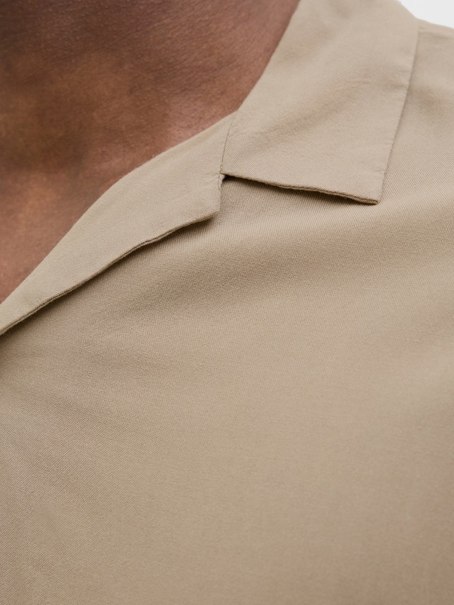 Jack & Jones Kurzarmhemd »JJEJEFF SOLID RESORT SHIRT S/S SN« mit Resort Kragen