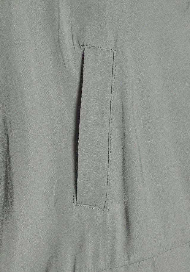 LASCANA Blouson »aus leicht glänzender Satinqualität mit Reißverschluss und Taschen« Leichte Jacke mit Tunnelzug, luftige Blousonjacke ohne Futter, casual