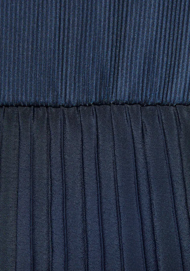 LASCANA Midikleid »mit Plisseerockteil, bügelfreie Qualität« Ohne Taschen elegantes Sommerkleid, Festkleid, Plisseekleid, modisch