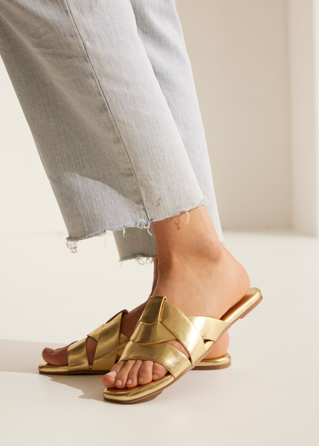 LASCANA Pantolette »Mule, Sommerschuh, offener Schuh, Sandale,« im modischen Metallic Look mit raffinierten Riemchen VEGAN