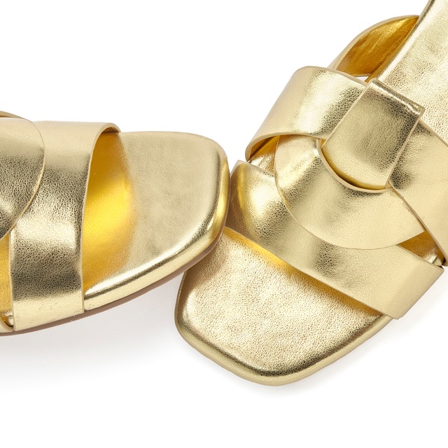 LASCANA Pantolette »Mule, Sommerschuh, offener Schuh, Sandale,« im modischen Metallic Look mit raffinierten Riemchen VEGAN
