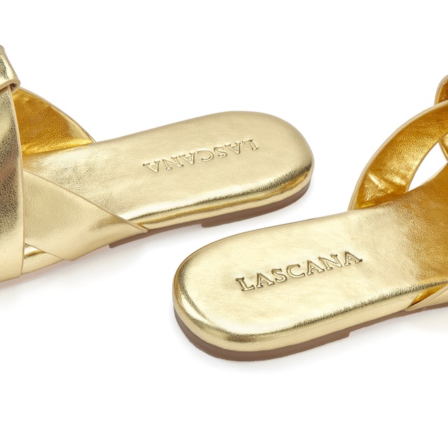 LASCANA Pantolette »Mule, Sommerschuh, offener Schuh, Sandale,« im modischen Metallic Look mit raffinierten Riemchen VEGAN