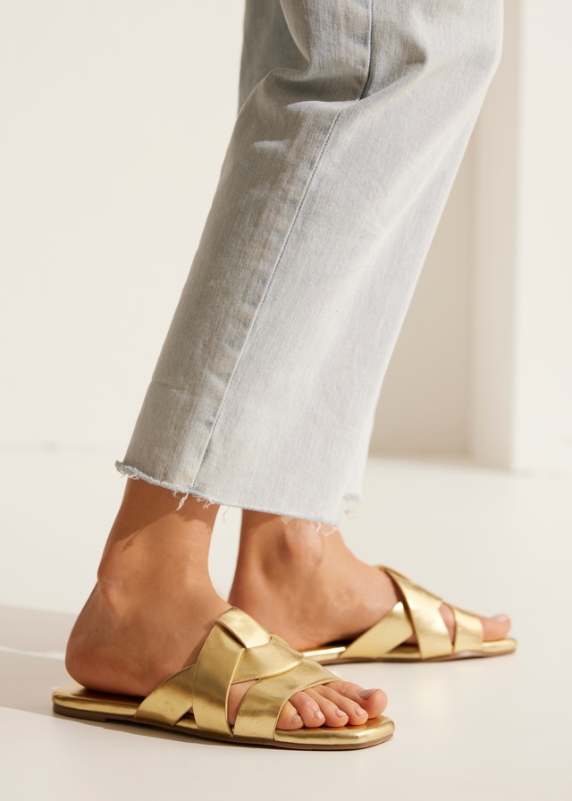 LASCANA Pantolette »Mule, Sommerschuh, offener Schuh, Sandale,« im modischen Metallic Look mit raffinierten Riemchen VEGAN