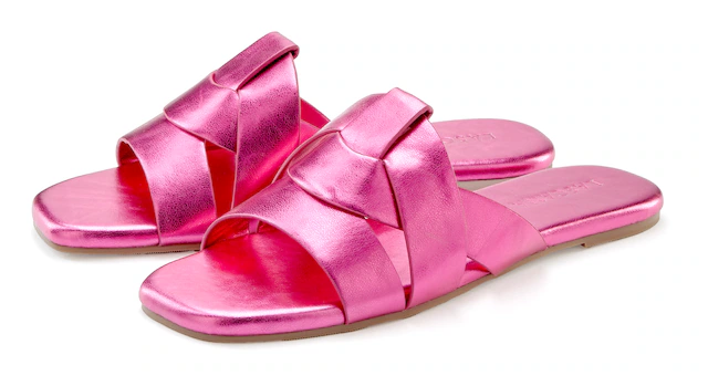LASCANA Pantolette »Mule, Sommerschuh, offener Schuh, Sandale,« im modischen Metallic Look mit raffinierten Riemchen VEGAN