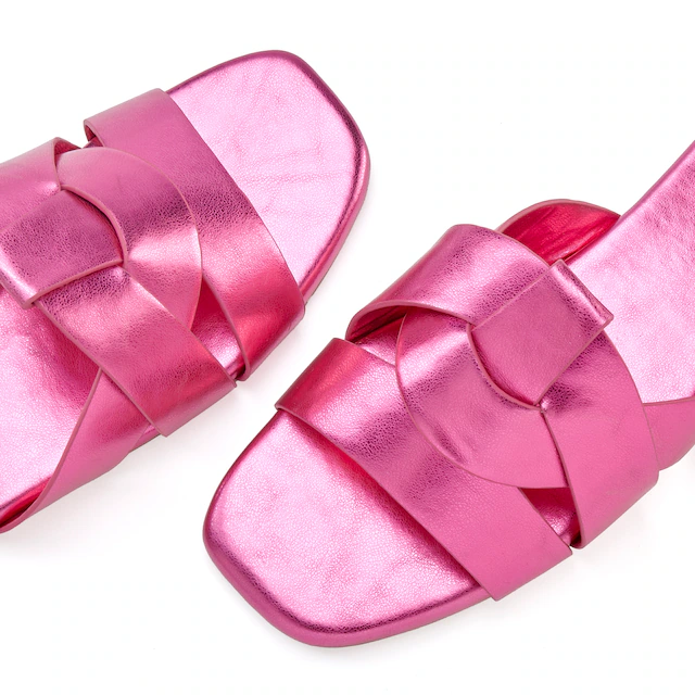 LASCANA Pantolette »Mule, Sommerschuh, offener Schuh, Sandale,« im modischen Metallic Look mit raffinierten Riemchen VEGAN