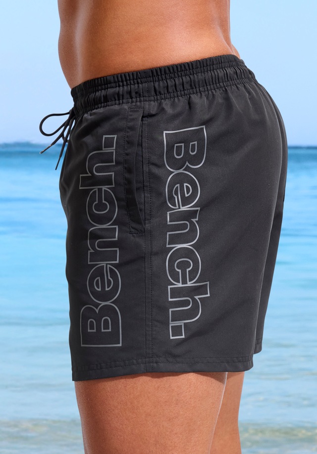 Bench. Badeshorts mit Logoschriftzug