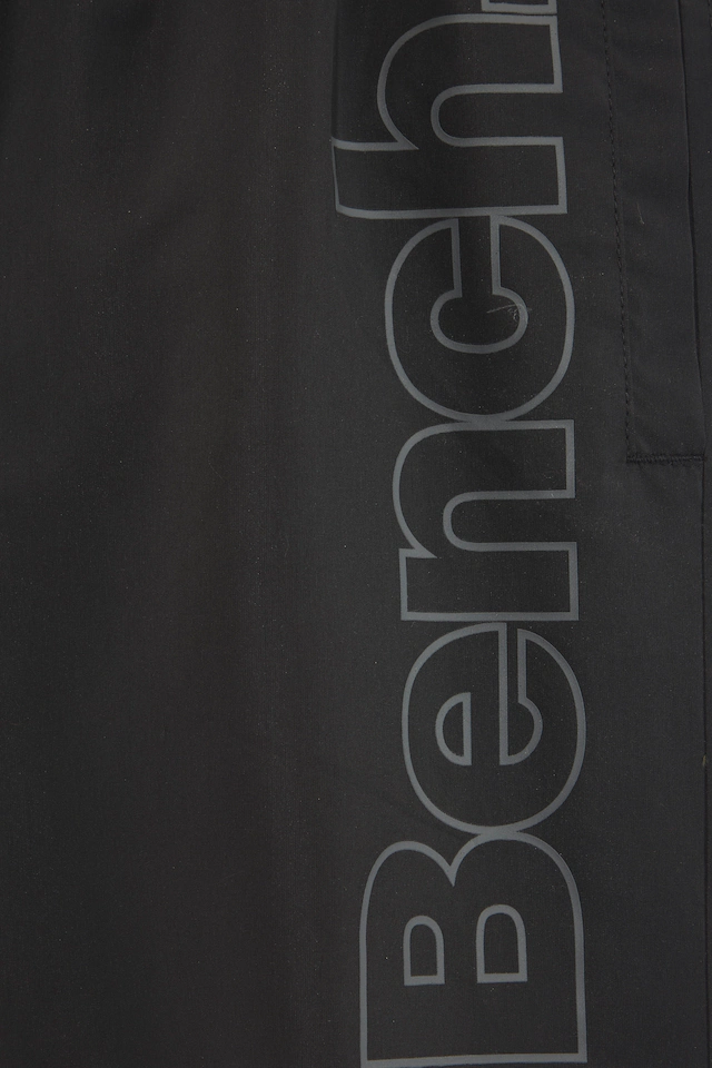 Bench. Badeshorts mit Logoschriftzug