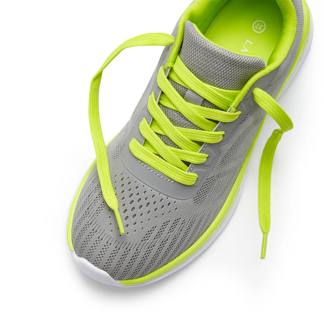 LASCANA Sneaker »Freizeitschuh, Halbschuh, Turnschuhe,« NEU mit farbigen Details im sportiven Look VEGAN