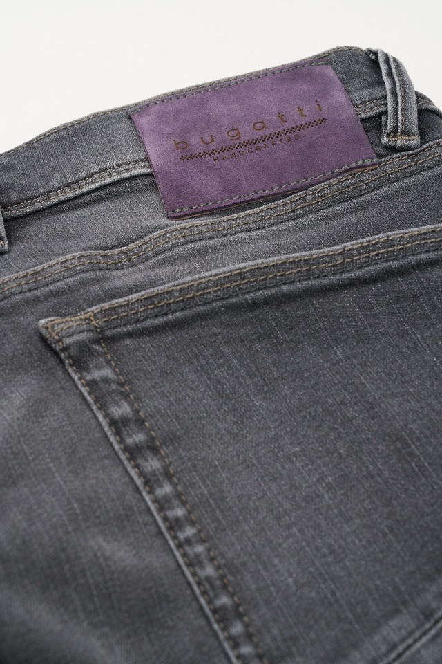 bugatti 5-Pocket-Jeans mit dezenter Waschung