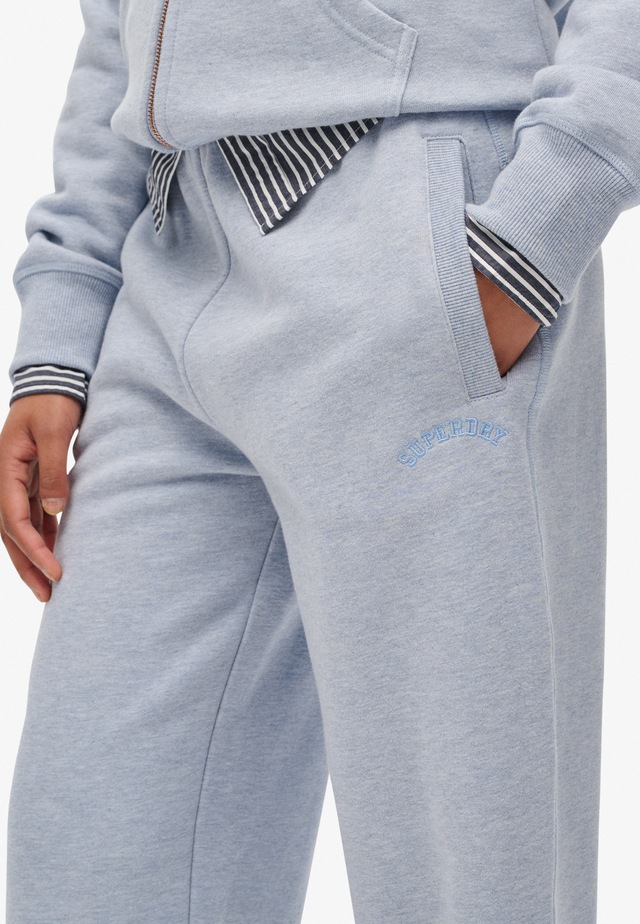 Superdry Sweathose »ESSENTIAL LOGO JOGGER HB« aus Baumwollmischung, lange Passform, mit Kordel und Gummizug