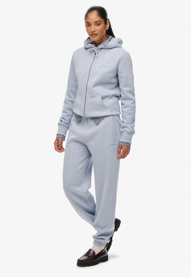Superdry Sweathose »ESSENTIAL LOGO JOGGER HB« aus Baumwollmischung, lange Passform, mit Kordel und Gummizug