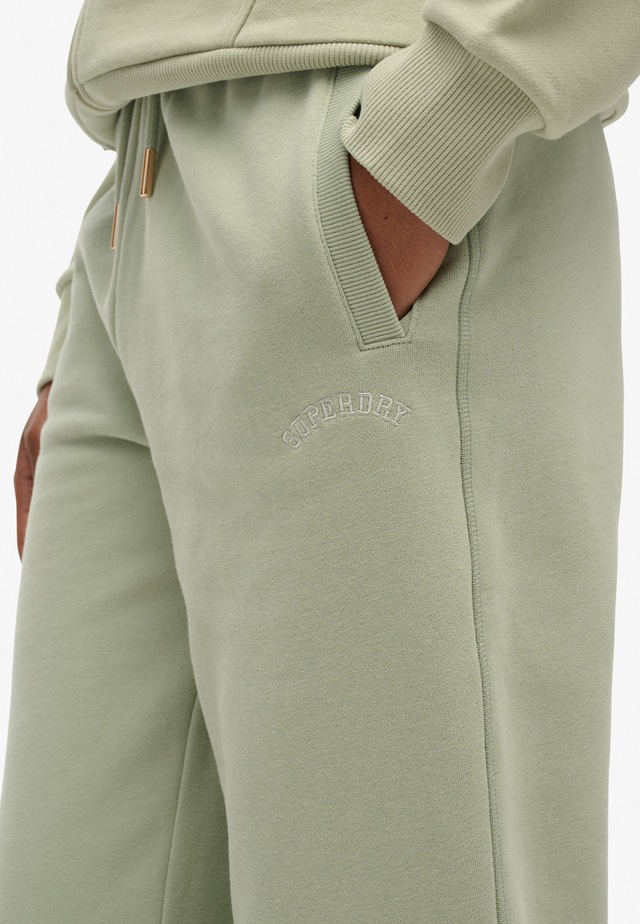 Superdry Sweathose »ESSENTIAL LOGO JOGGER HB« aus Baumwollmischung, lange Passform, mit Kordel und Gummizug