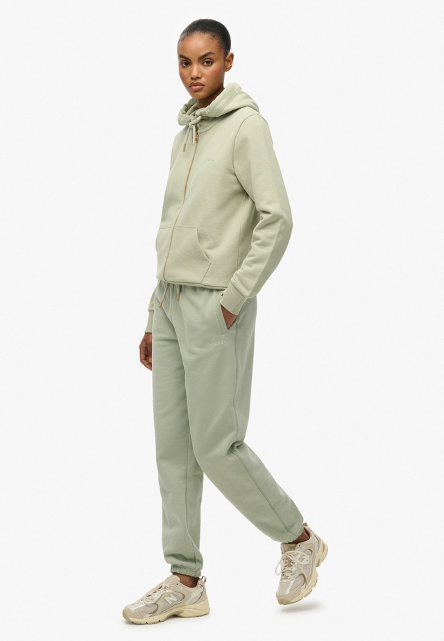 Superdry Sweathose »ESSENTIAL LOGO JOGGER HB« aus Baumwollmischung, lange Passform, mit Kordel und Gummizug