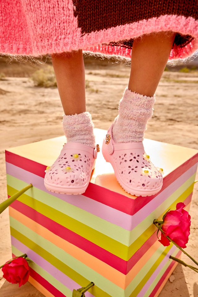 Crocs Clog »Classic Floral Cut Out Clog« Sommerschuh, Sandale, Strandschuh mit schwenkbarem Fersenriemen