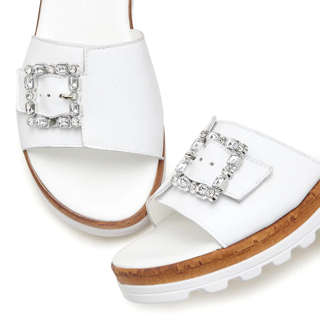 LASCANA Pantolette »Sandale, Sommerschuh, offener Schuh, Mule,« aus Leder mit dezentem Keilabsatz