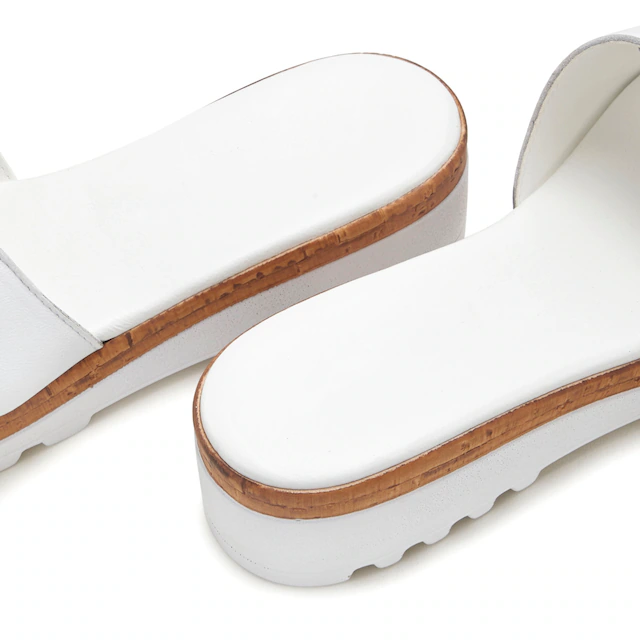 LASCANA Pantolette »Sandale, Sommerschuh, offener Schuh, Mule,« aus Leder mit dezentem Keilabsatz