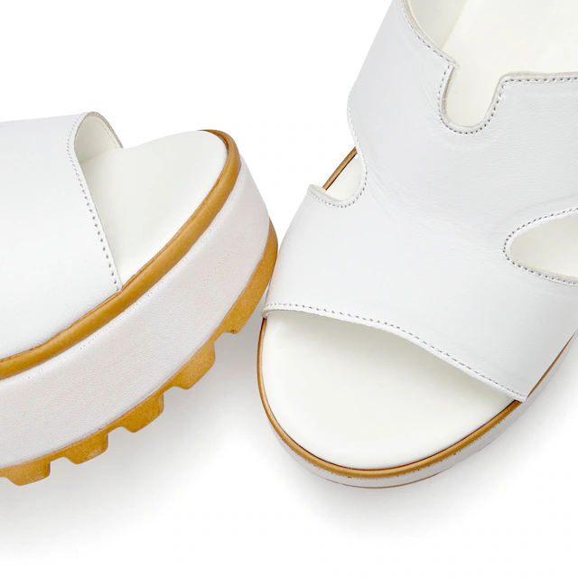 LASCANA Pantolette »Sandale, Sommerschuh, Mule, offener Schuh,« aus Leder mit Keilabsatz