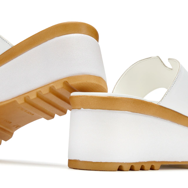 LASCANA Pantolette »Sandale, Sommerschuh, Mule, offener Schuh,« aus Leder mit Keilabsatz