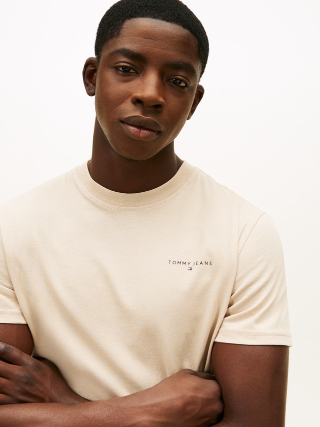 Tommy Jeans T-Shirt »TJM SLIM LINEAR CHEST TEE EXT« Mit Rundhalsausschnitt