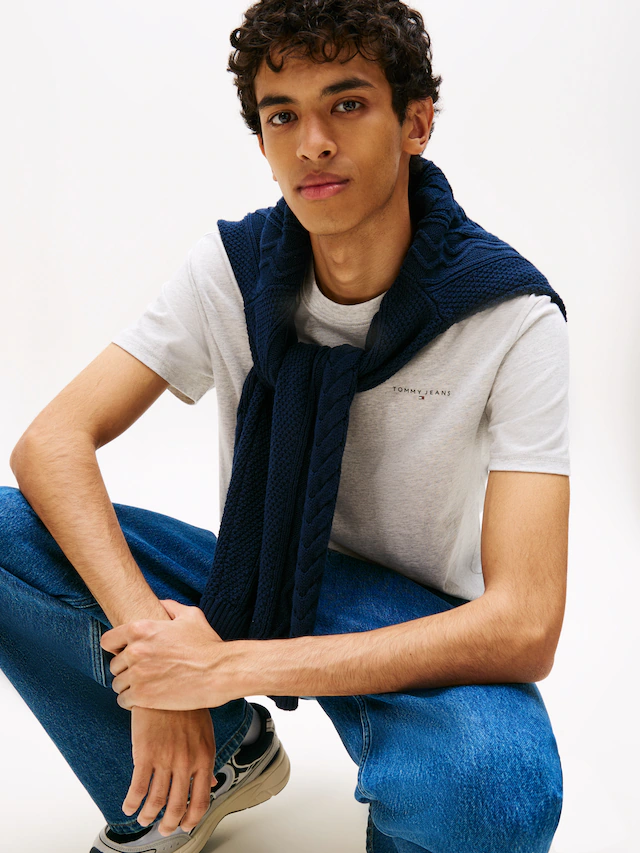 Tommy Jeans T-Shirt »TJM SLIM LINEAR CHEST TEE EXT« Mit Rundhalsausschnitt