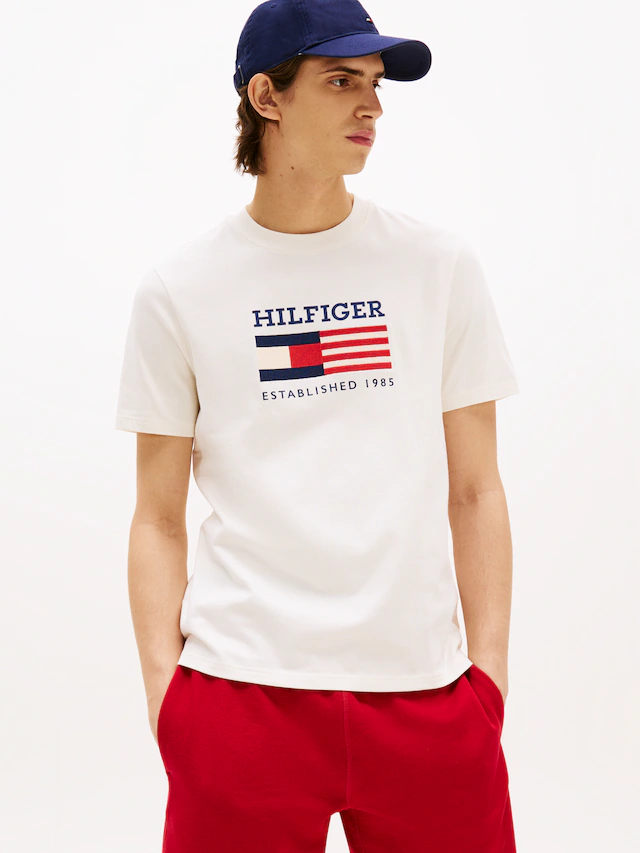 Tommy Hilfiger T-Shirt »AMERICANA MONOTYPE FLAG BOX TEE« Mit markanter Stickerei