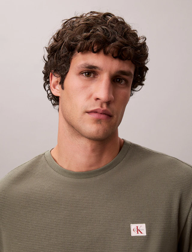 Calvin Klein Jeans Langarmshirt »LS WAFFLE BADGE CREWNK TEE« Mit Rundhalsausschnitt
