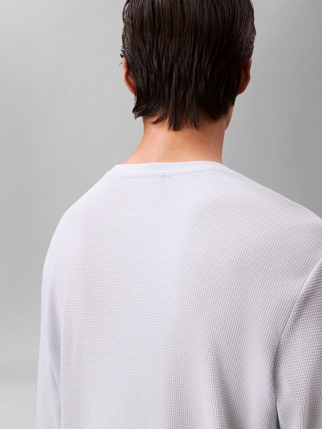 Calvin Klein Jeans Langarmshirt »LS WAFFLE BADGE CREWNK TEE« Mit Rundhalsausschnitt
