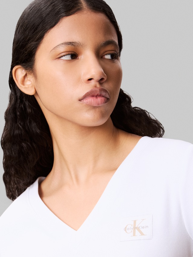 Calvin Klein Jeans »A- SS WOVEN LABEL RIB VNECK TEE« mit gewebtem Label