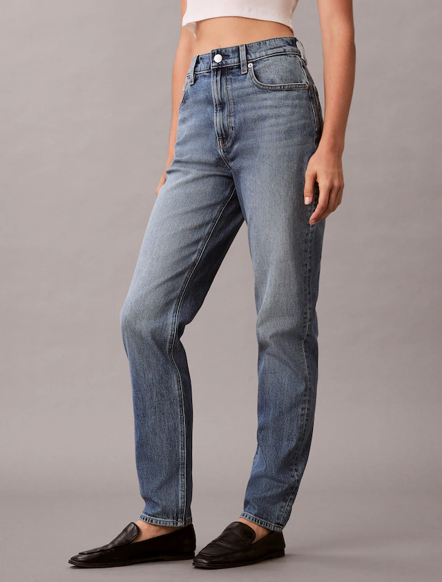Calvin Klein Jeans Mom-Jeans »NEW MOM JEAN« mit Markenlabel am Bund