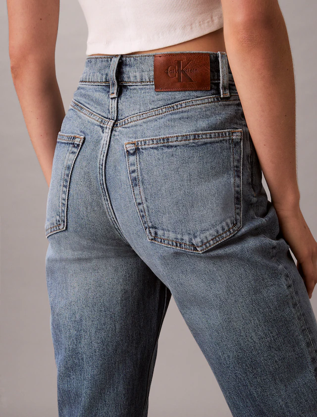 Calvin Klein Jeans Mom-Jeans »NEW MOM JEAN« mit Markenlabel am Bund