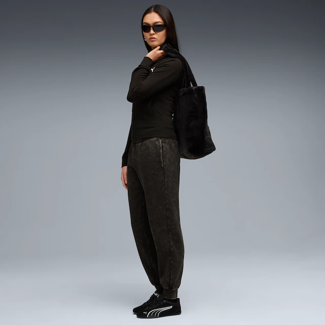 PUMA Trainingshose »ESS ELEVATED COMFORT WASH SWEATPANTS FL CL« für Alltag und Sport, sportlicher Stil, mit Print-Applikationen