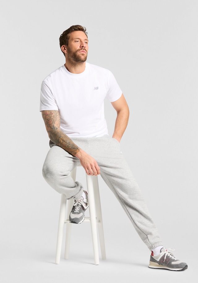 New Balance Jogginghose »SPORT ESSENTIALS FLEECE JOGGER« mit Eingrifftaschen, aus Fleece, lockere Passform
