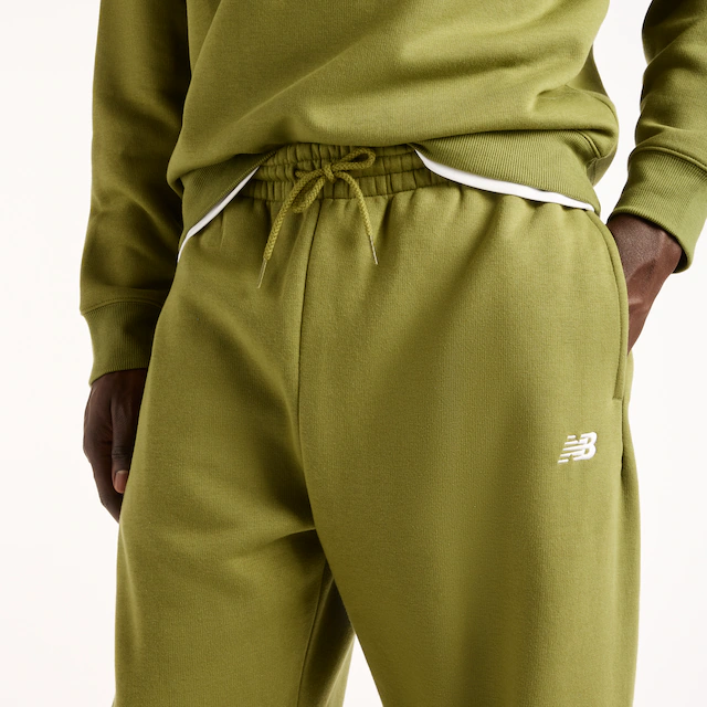 New Balance Jogginghose »SPORT ESSENTIALS FLEECE JOGGER« mit Eingrifftaschen, aus Fleece, lockere Passform
