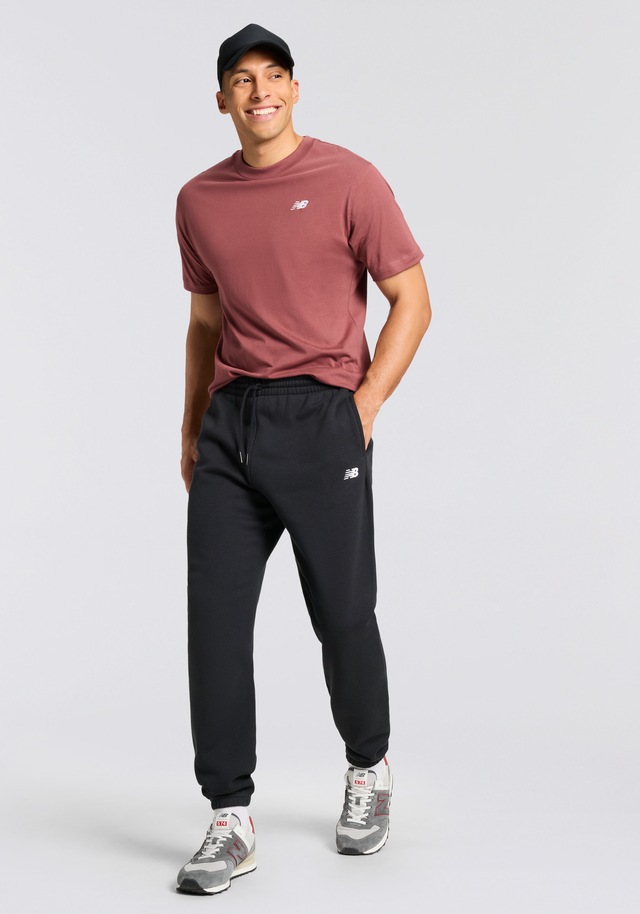 New Balance Jogginghose »SPORT ESSENTIALS FLEECE JOGGER« mit Eingrifftaschen, aus Fleece, lockere Passform