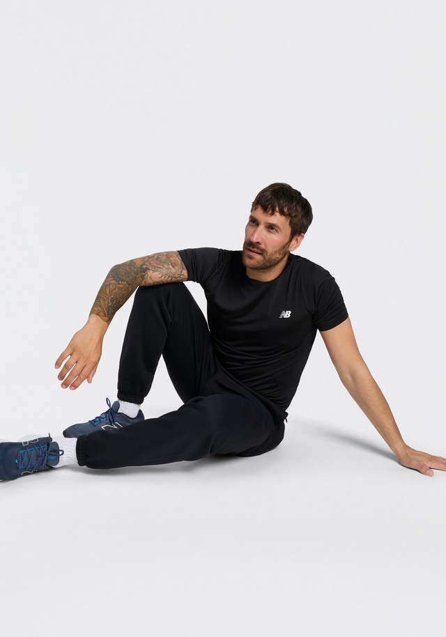 New Balance Jogginghose »SPORT ESSENTIALS FLEECE JOGGER« mit Eingrifftaschen, aus Fleece, lockere Passform
