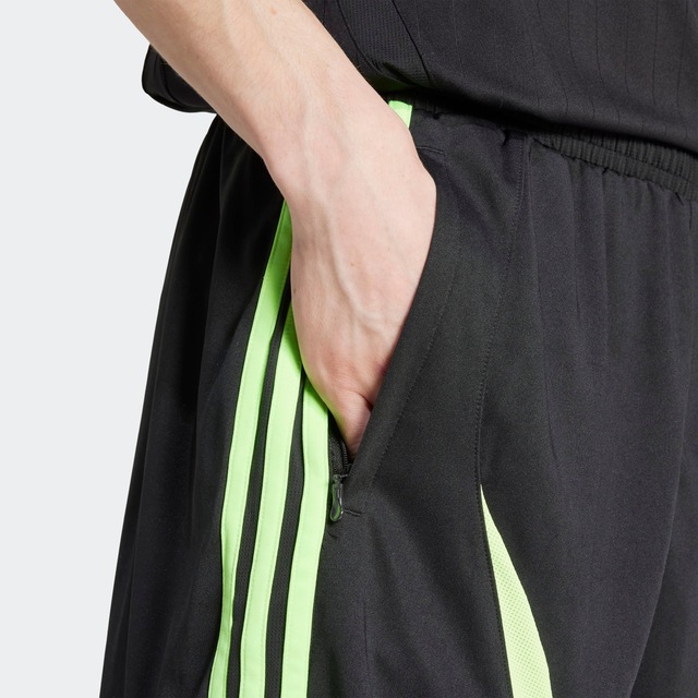adidas Originals Shorts »TEAMGEIST ADICOLOR« aus weichem Doppelstrick, Obermaterial aus Polyester