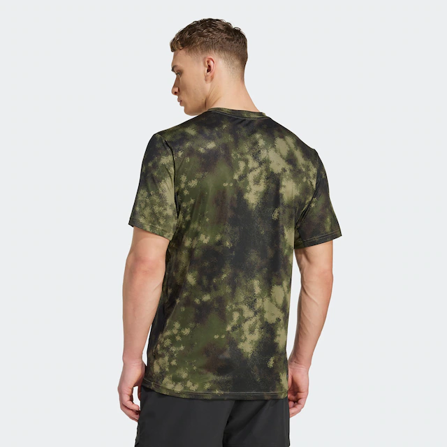 adidas Performance T-Shirt »TRAIN ESSENTIALS SEASONAL ALLOVER-PRINT« sportlicher Stil, Alloverprint im Camouflage-Look, schnell trocknend