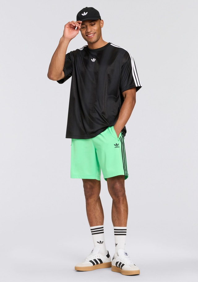 adidas Originals T-Shirt »ADIDAS ADICOLOR JACQUARD TRIKOT« lockere Passform, Rundhalsausschnitt, mit klassischem Trefoil Logo