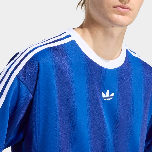 adidas Originals T-Shirt »ADIDAS ADICOLOR JACQUARD TRIKOT« lockere Passform, Rundhalsausschnitt, mit klassischem Trefoil Logo