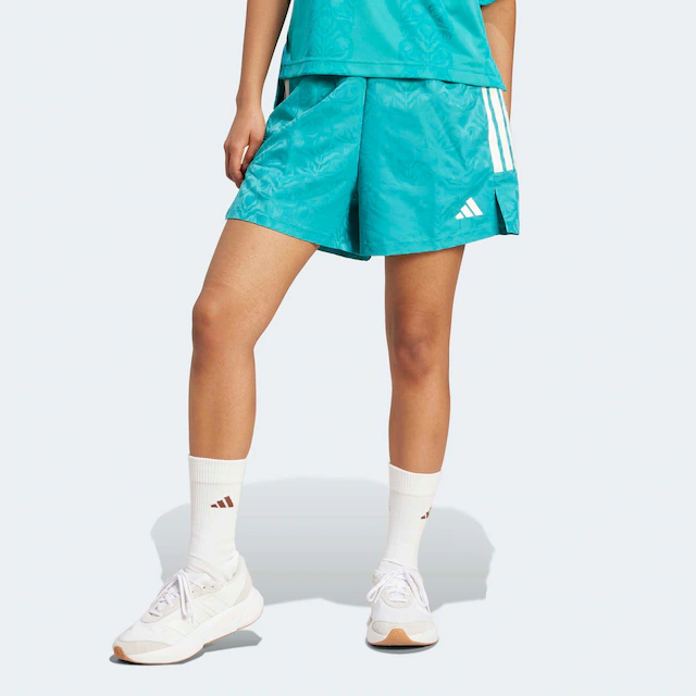adidas Sportswear Shorts »TIRO X COMMON GOAL GEWEBTE« lockere Passform, mit Kordelverschluss, aus weichem Material