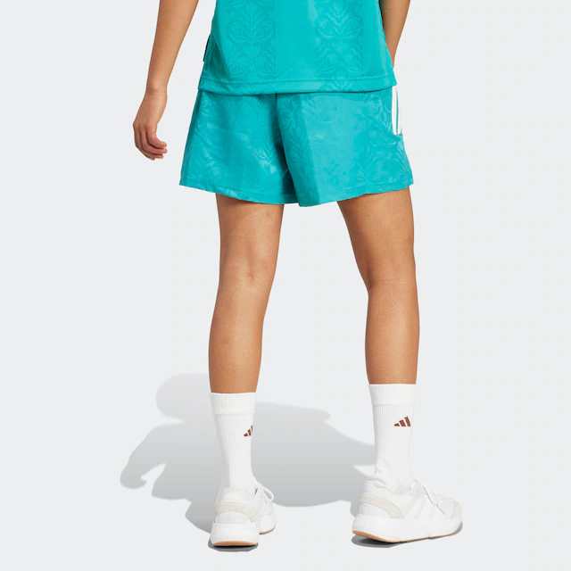 adidas Sportswear Shorts »TIRO X COMMON GOAL GEWEBTE« lockere Passform, mit Kordelverschluss, aus weichem Material