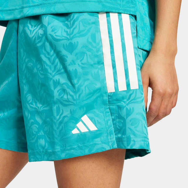 adidas Sportswear Shorts »TIRO X COMMON GOAL GEWEBTE« lockere Passform, mit Kordelverschluss, aus weichem Material