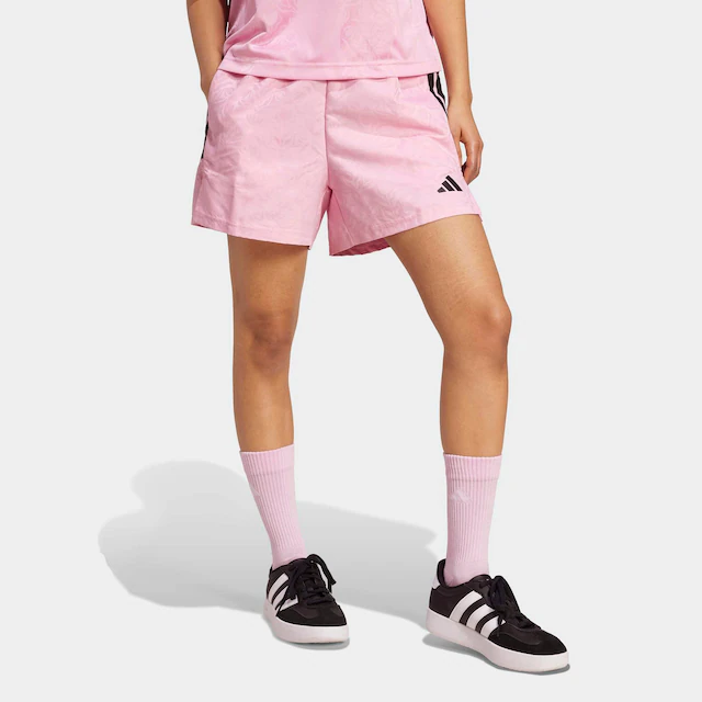 adidas Sportswear Shorts »TIRO X COMMON GOAL GEWEBTE« lockere Passform, mit Kordelverschluss, aus weichem Material