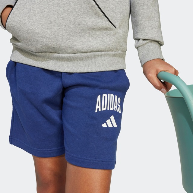 adidas Sportswear Shorts »SEASONALS ESSENTIALS COLLEGIATE TYPOGRAPHY KIDS« für Kinder und Teens, sportlicher Stil, aus Baumwolle und Polyester